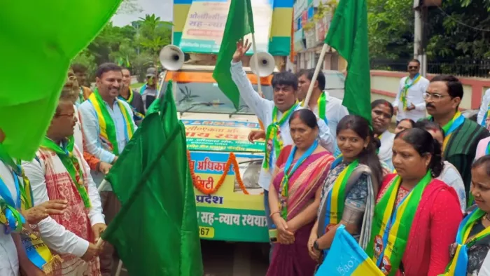 ओबीसी एकता अधिकार मंच के जागरूकता रथ को रवाना करते अतिथि व कार्यकर्ता।
