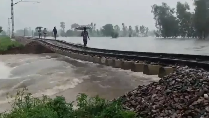 पानी के तेज बहाव के कारण लटकी पुलिया ( इमेज- सोशल मीडिया)