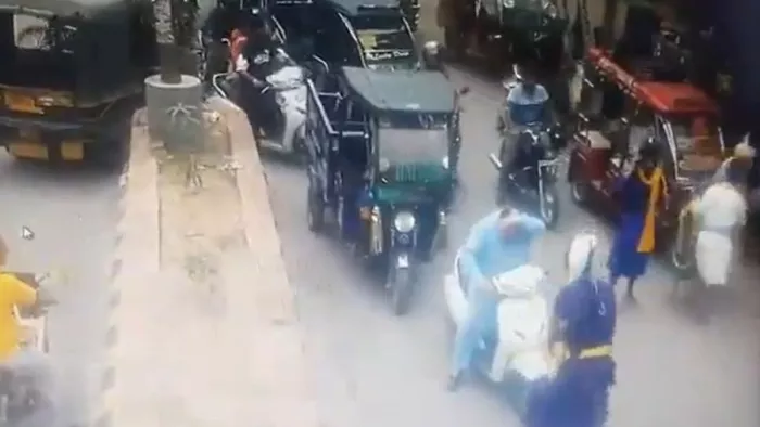 वायरल वीडियो में लुधियाना में दिनदहाड़े संदीप थापर पर कथित तौर पर तलवारों से हमला करते हुए दिखाया गया है।