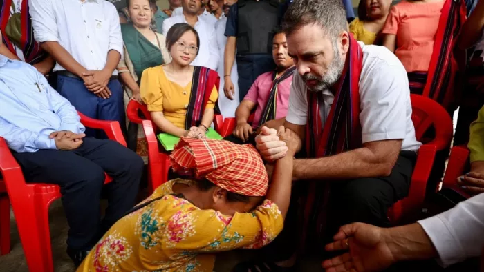 Rahul Gandhi in Assam असम में बाढ़ पीड़ितों से मिले राहुल।