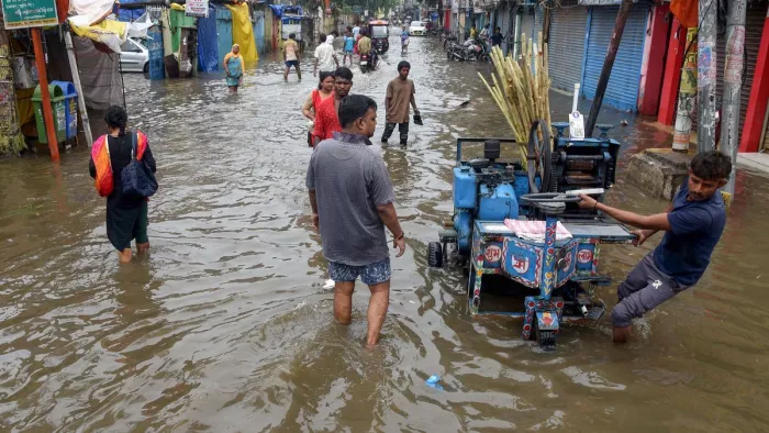 भारी बारिश के बाद देश के कई राज्यों में हालात बद से बदतर होते जा रहे हैं। (ANI)