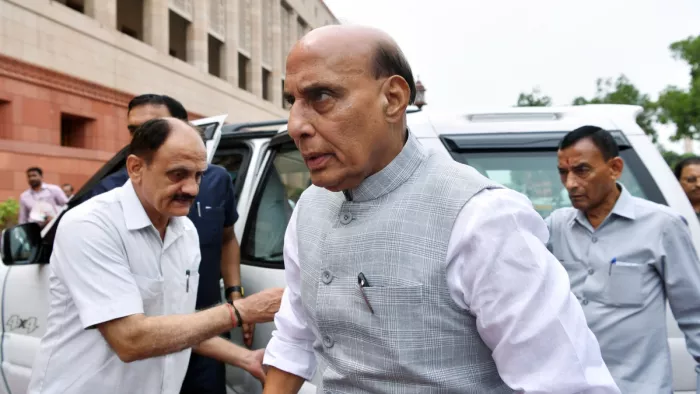 संसद परिसर में रक्षा मंत्री राजनाथ सिंह (फोटो- ANI)