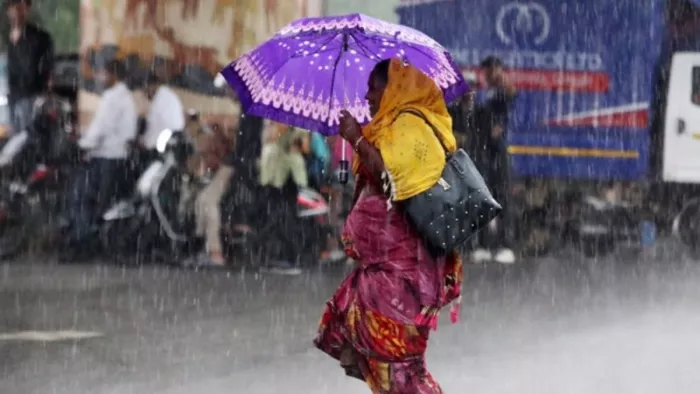 भारत मौसम विज्ञान विभाग (आईएमडी) ने भारी बारिश की भविष्यवाणी की है।