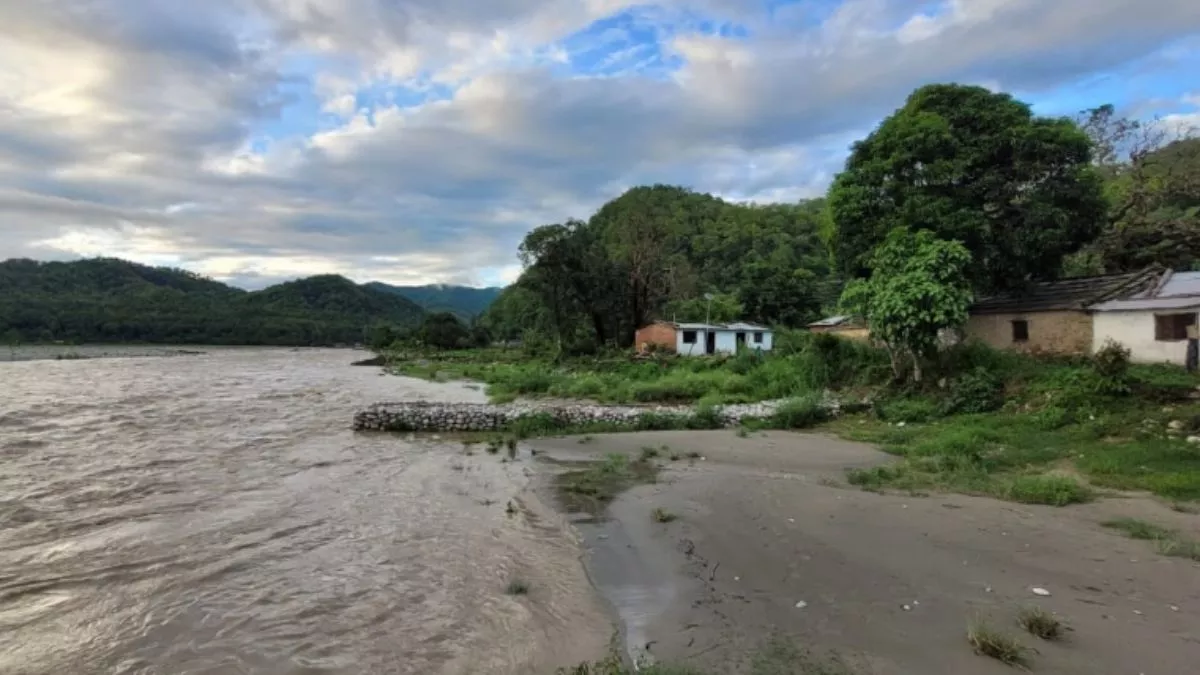 नैनीताल में कोसी नदी उफनाई, सात सौ की आबादी वाले गांव का संपर्क कटा; खौफ में गुजर रही ग्रामीणों की रात