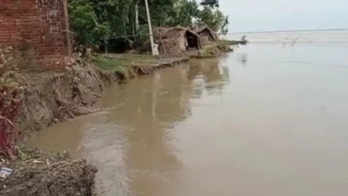 बलिया: तटवर्ती गांवों को अपने चपेट में लेती सरयु की जलधारा। फाइल फोटो