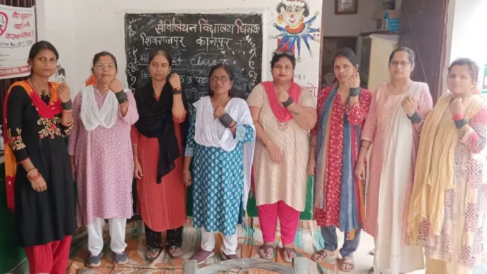 परिषदीय स्कूलों में शिक्षकों ने काली पट्टी बांध कर डिजिटल हाजिरी व्यवस्था का किया विरोध