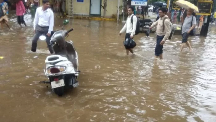 मुंबई में मूसलाधार बारिश से लोग परेशान (फोटो-एएनआई)