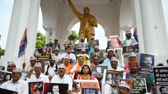 सोनेलाल पटेल की हत्या की सीबीआई जांच कराने की मांग को लेकर गांधी प्रतिमा पर पार्टी धरना देतीं पल्लवी पटेल।