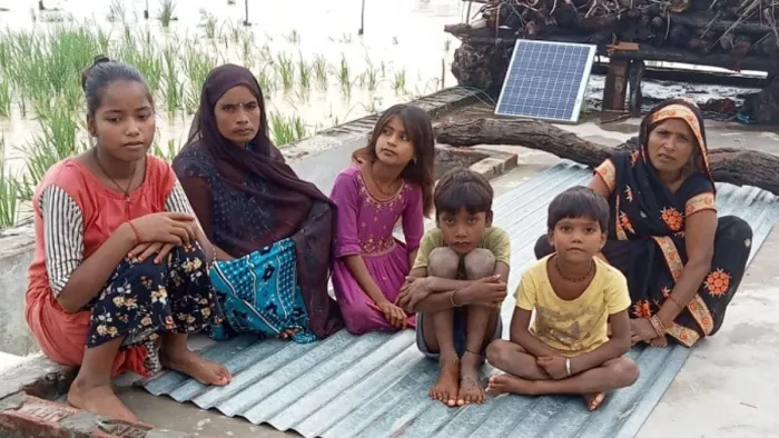 ललिया के मदारगढ़ गांव में मकान की छत पर बैठा लक्ष्मी का परिवार - सौ. प्रधान -जागरण