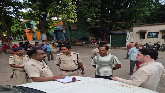 Bhagalpur News: भागलपुर के हबीबपुर थाना क्षेत्र शाहजंगी के बदर आलमपुर में एक युवक की छुरा मारकर हत्या कर दी गई।