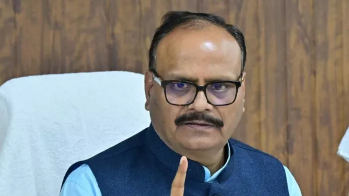 उप मुख्यमंत्री बृजेश पाठक ने स्वास्थ्य विभाग के अधिकारियों की जमकर क्लास लगाई।