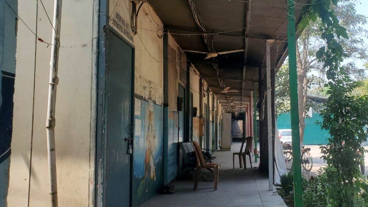 https://www.jagranimages.com/images/newimg/08072025/08_07_2025-central_school_porta_cabin_23979112.jpg