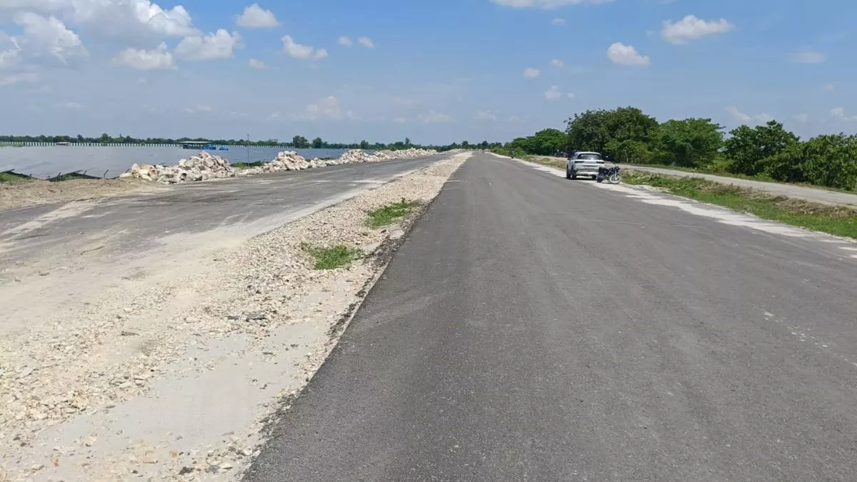गजब! CM योगी के दौरे से पहले ‘रॉकेट स्पीड’ से बनी 6KM लंबी सड़क! PWD ने रातोंरात बिछा दी पिच