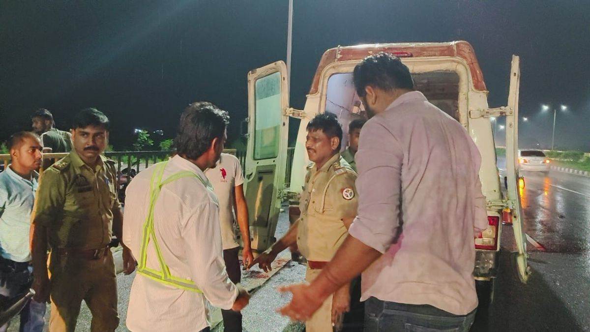 hapur car accident two dead three injured on nh 09 flyover