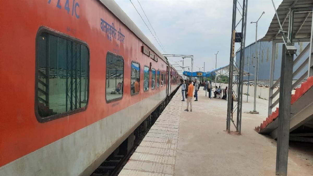 train derailment averted in ghazipur ohe wire breakage disrupts rail traffic