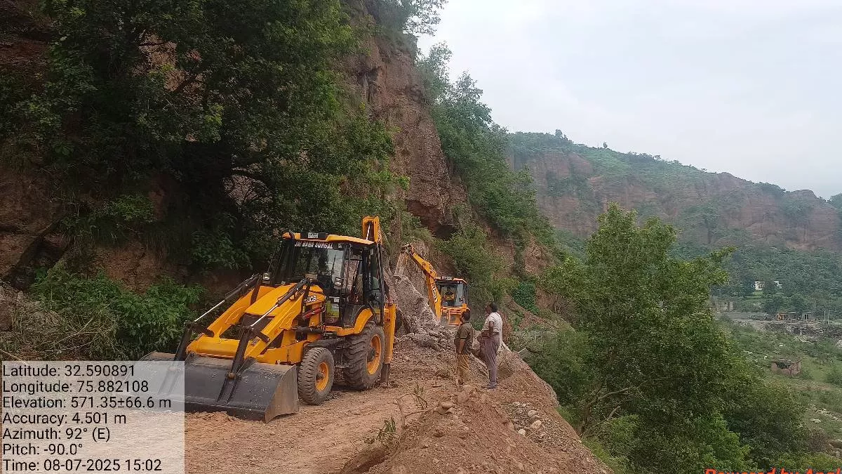 जम्मू-कश्मीर के इस इलाके में भारी भूस्खलन, मलबे के चलते सड़क बंद; वाहनों की लगी लंबी कतार