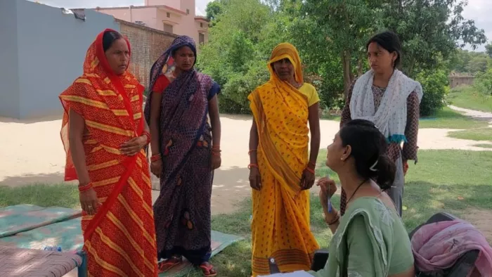 फूलबेहड़ क्षेत्र के अशोगापुर आंगनबाड़ी केंद्र पर ई-केवाईसी कराने पहुंची महिलाएं। जागरण