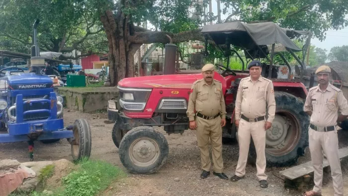 नूरपुर की नक्की खड्ड में पुलिस की ओर से जब्त किए खनन में युक्त वाहन।