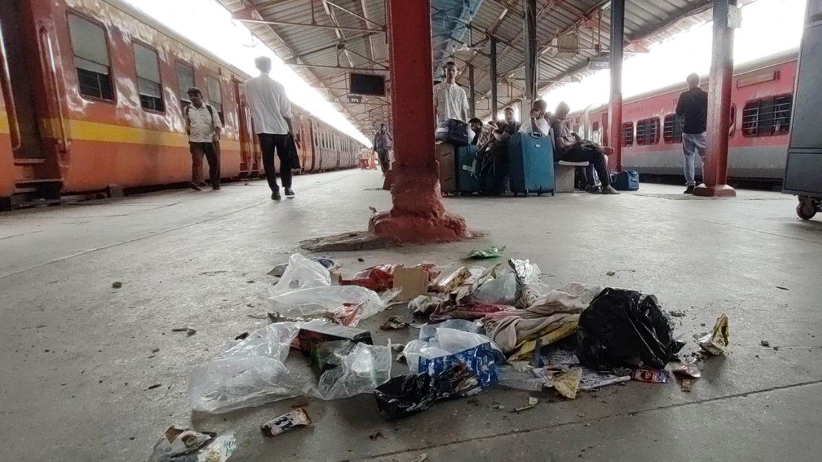 https://www.jagranimages.com/images/newimg/08072025/08_07_2025-new-delhi-railway-station-mismanagement_23978378.jpg