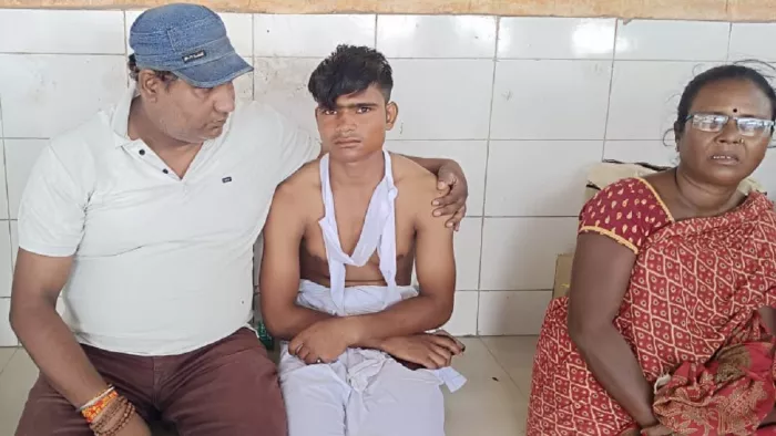 आयुक्त पहुंचे टेटगामा, स्थानीय पदाधिकारियों से पूछा क्यों नहीं मिली घटना की सूचना।