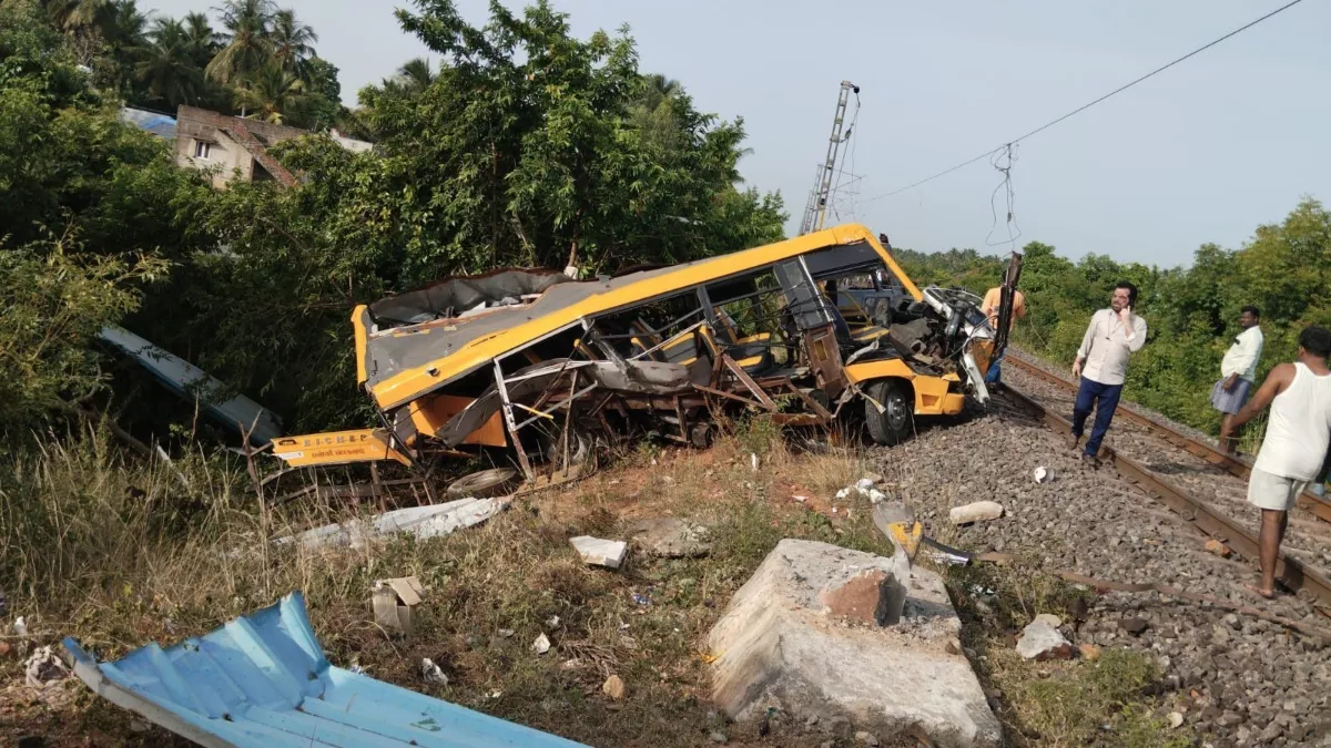तमिलनाडु में रेलवे ट्रैक पार कर रही स्कूल बस को ट्रेन ने मारी टक्कर, तीन मासूमों की मौत; कई घायल
