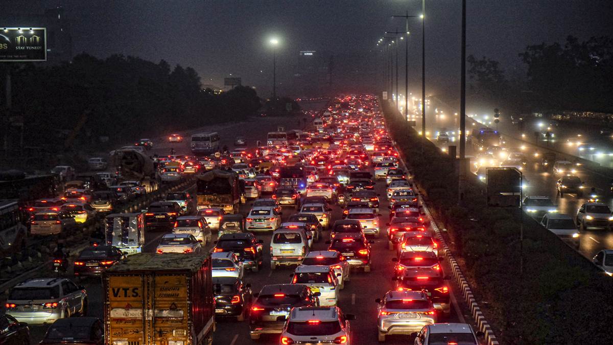 https://www.jagranimages.com/images/newimg/08072025/08_07_2025-traffic_jam_23978926.jpg