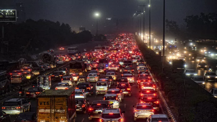 दिल्ली में पुराने वाहनों पर ईंधन प्रतिबंध अक्टूबर 2025 तक स्थगित