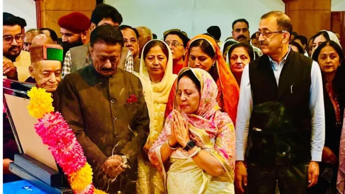पूर्व मुख्यमंत्री स्वर्गीय वीरभद्र सिंह को श्रद्धांजलि देतीं कांग्रेस अध्यक्ष प्रतिभा सिंह व अन्य।