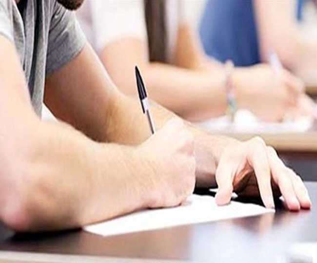 UP BEd Entrance Exam 2020 इलाहाबाद विश्वविद्यालय के छात्रसंघ भवन पर