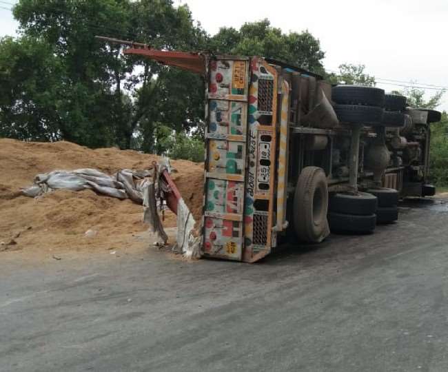 road accident in bareilly on the bareilly pilibhit highway a truck laden with straw overturned on the fruit vendors two fruit sellers died in the accident