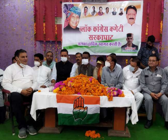 हिमाचल कांग्रेस अध्‍यक्ष कुलदीप सिंह राठौर ने सरकाघाट में गुटबाजी में बंटी ब्लॉक कांग्रेस के नेताओं को जमकर फटकार लगाई।