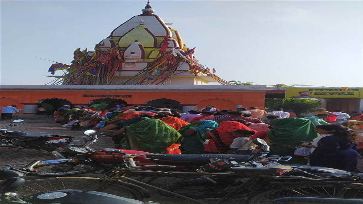 शिव मंदिरों में जलाभिषेक के लिए लगा रहा तांता