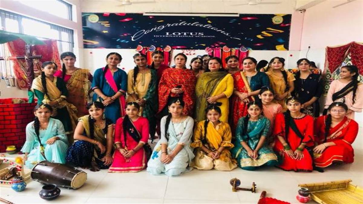 स्कूल में मनाई तीज, छात्राओं ने डाला गिद्दा Teej festival celebrated