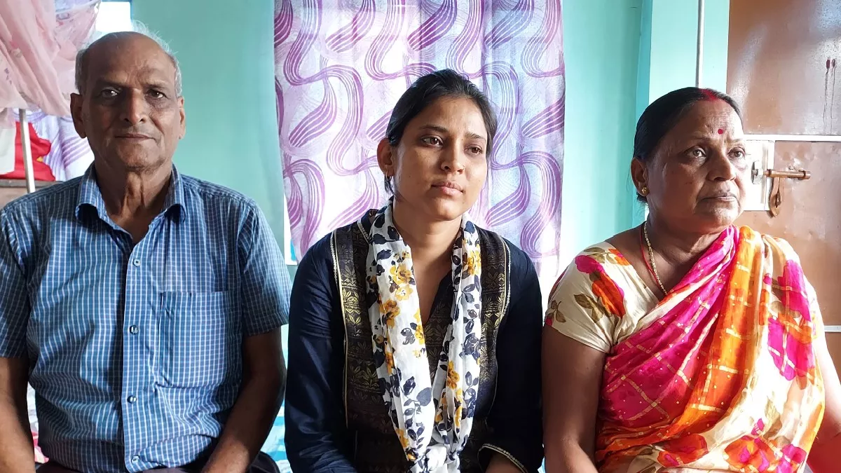 5 साल घर-परिवार से दूर रही मधेपुरा की पिंकी ने पूरा किया सपना, अफसर बिटिया बनकर लौटी