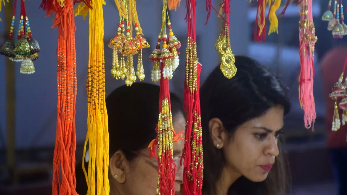 Raksha Bandhan 2022: राखी पर भी बुलडोजर और योगी बाबा का क्रेज, अबकी लुंबा की बाजार में धूम