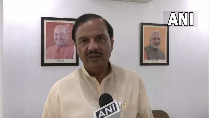 भाजपा नेताओं के साथ वायरल तस्वीरों पर बोले सांसद- फोटो किसी पार्टी में होने के सबूत नहीं।