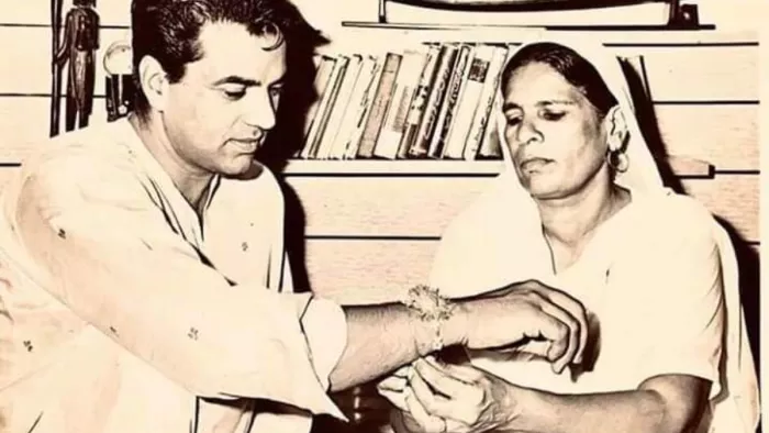 Raksha Bandhan 2022 Dharmendra with sister. Photo- Twitter/Dharmendra
