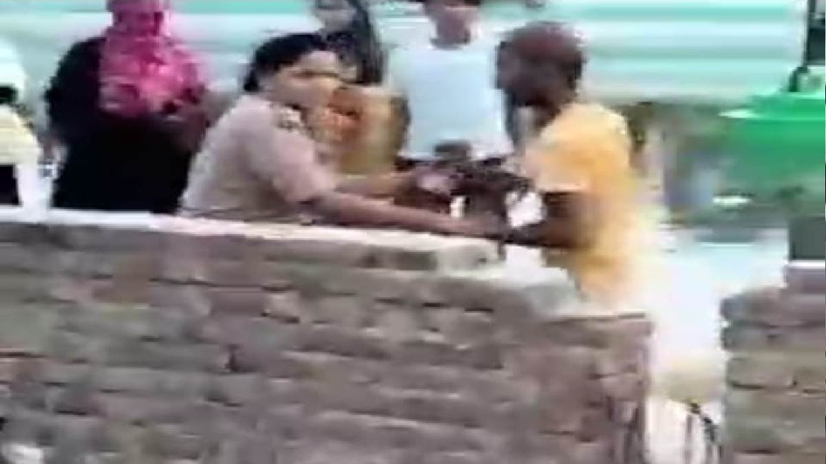 Moradabad Crime News : महिला दारोगा पर हमला करता युवक। फोटो वीडियो ग्रैब