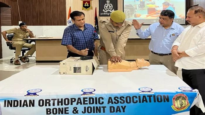 राष्ट्रीय हड्डी व जोड़ दिवस पर प्रोफेसर नैयर आसिफ ने पुलिस कर्मियों को प्रशिक्षण दिया। फाटो जागरण