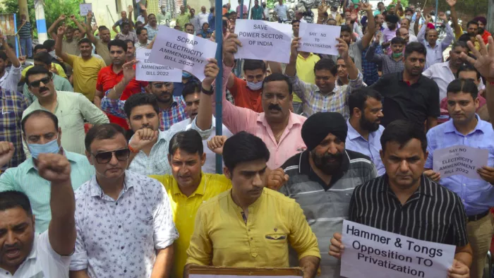 इलेक्ट्रिसिटी अमेंडमेंट बिल-2022 को पारित किए जाने की तैयारी के विरोध में प्रदर्शन करते बिजली विभाग के कर्मचारी।