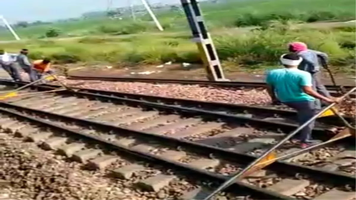 दिल्ली-रोहतक रेलवे लाइन पर मालगाड़ी हादसे के 22 घंटे बाद एक ट्रैक हुआ शुरू, दूसरे पर काम जारी