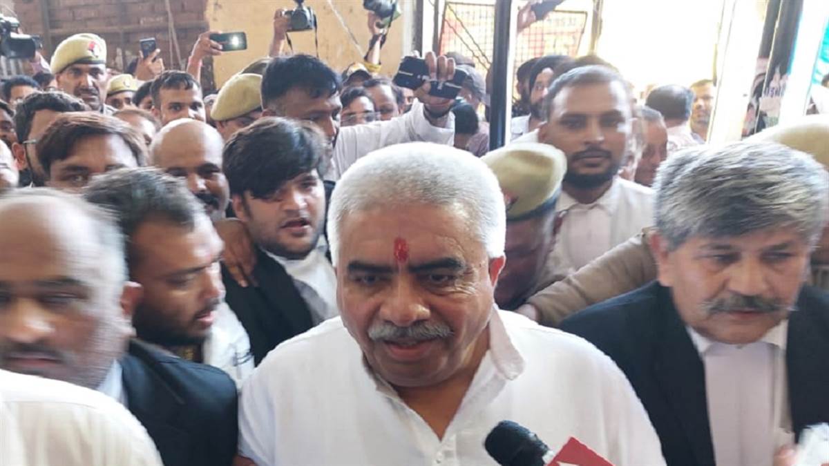 UP MSME Minister Rakesh Sachan surrendered in kanpur ACMM Court - Rakesh Sachan News : कानुपर की कोर्ट में एमएसएमई मंत्री ने किया सरेंडर, सुनवाई पूरी और अब आएगा फैसला