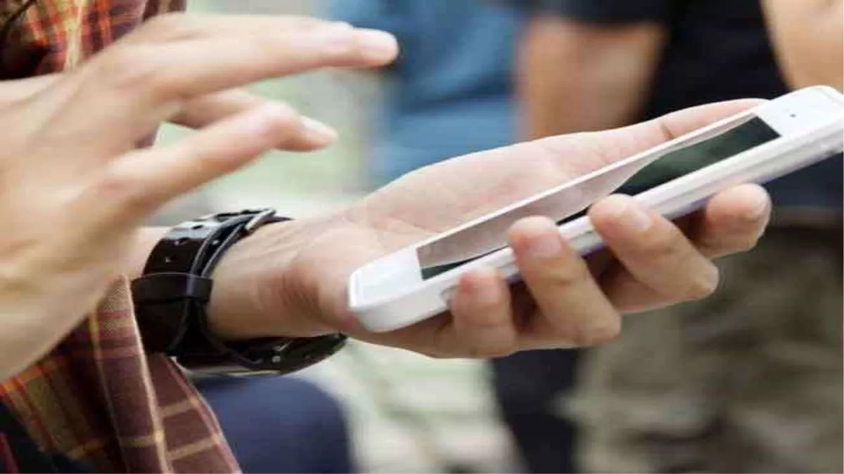 Chinese Mobile Ban: चीनी मोबाइल कंपनियों पर शिकंजा कसने की तैयारी, 12 हजार से कम के फोन पर लग सकता है बैन