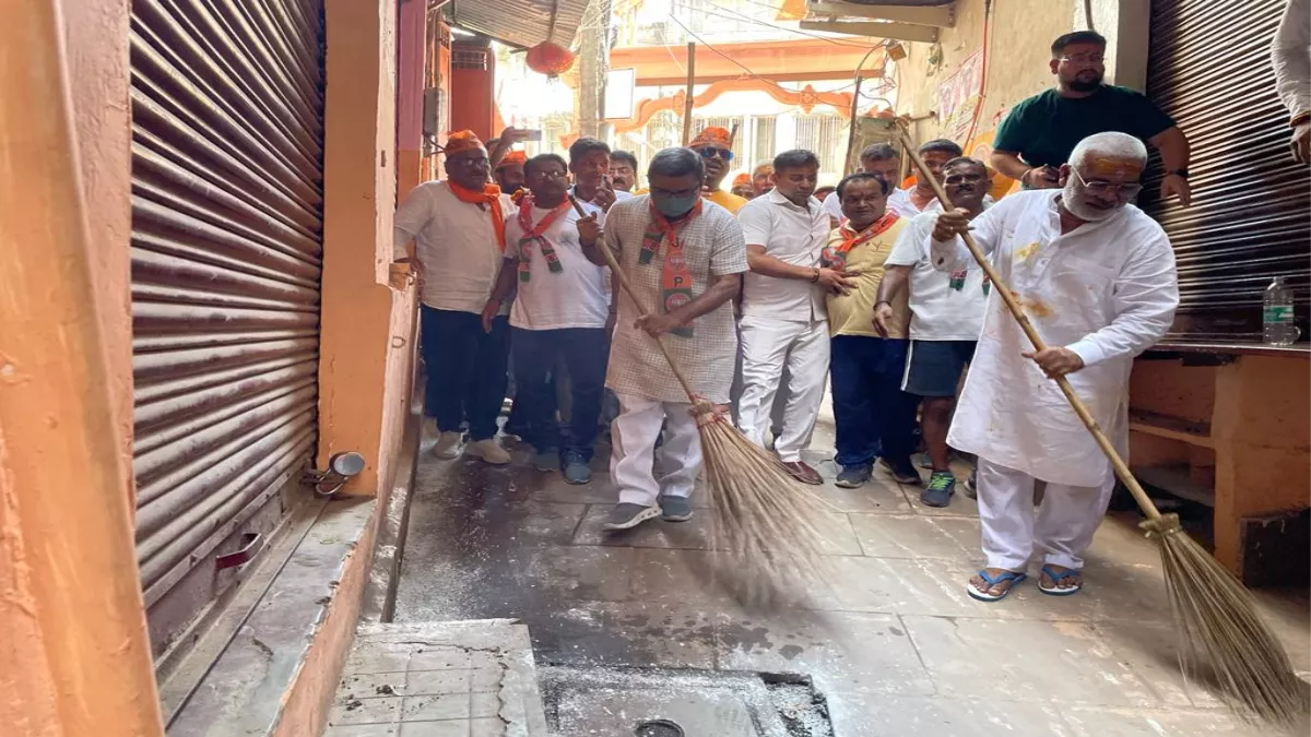 UP Politics : 75 दिवसीय स्वच्छता अभियान के तहत भाजपा प्रदेश अध्यक्ष और मंत्री स्वतंत्र देव सिंह ने वाराणसी में की सफाई