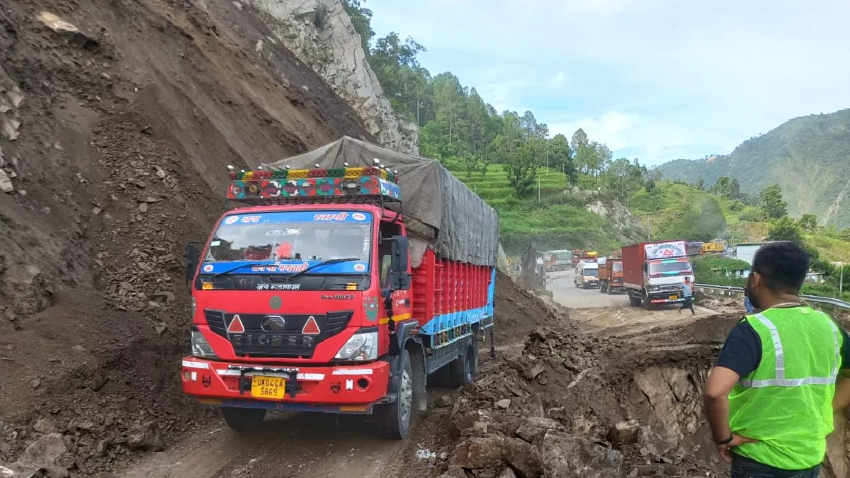 Video : टनकपुर पिथौरागढ़ नेशनल हाईवे 33 घंटे बाद खुला, अब भी पहाड़ी से गिर रहे हैं पत्थर
