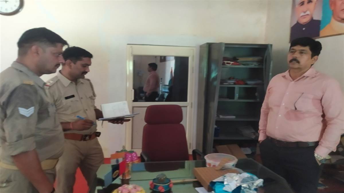 cash and goods worth lakhs stolen from college by breaking locks in muzaffarnagar