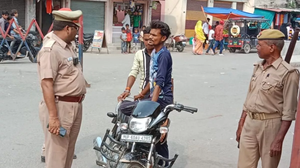 Traffic Rule: चप्पल पहनकर मोटरसाइकिल चलाना पड़ेगा महंगा, ट्रैफिक पुलिस काटती है इतने का चालान