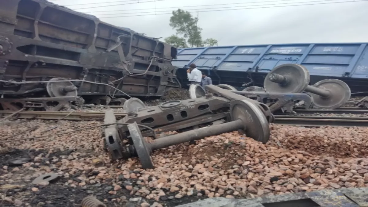 दिल्ली-रोहतक रेलवे लाइन पर मालगाड़ी पलटने से आज भी पांच यात्री गाडि़यां रहेंगी रद