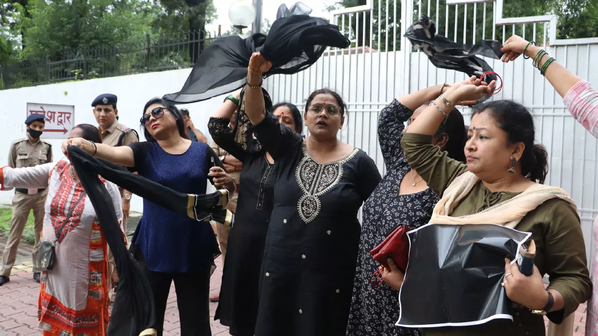 Uttarakhand Politics: केंद्रीय मंत्री को काले झंडे दिखाने पहुंचीं 30 महिला कांग्रेस कार्यकर्त्ता गिरफ्तार, रिहा