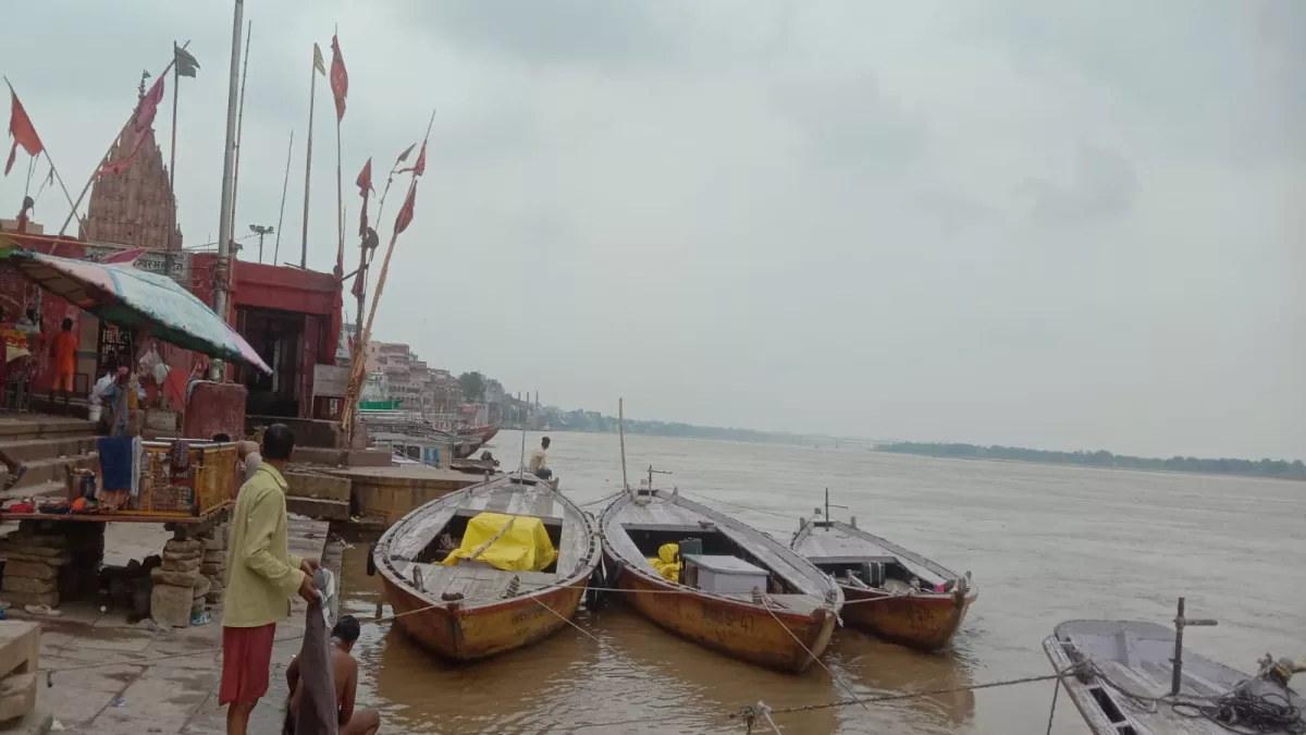 Varanasi Weather Update :  बादलों की आवाजाही के कारण तापमान बढ़ने लगा, गर्मी और उमस से परेशानी बढ़ी